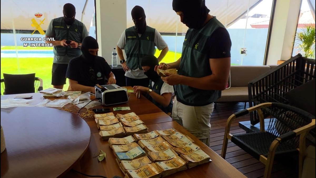 Vídeo | Desarticulada una red de blanqueo de capitales procedentes del narcotráfico con locales de ocio nocturno en Sevilla y Cádiz