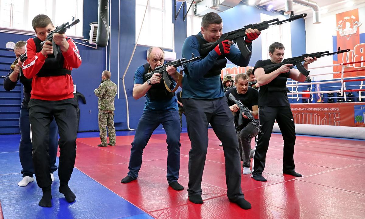 Ciudadanos de Moscú participan en un entrenamiento militar en el club militar-patriótico Yaropolk en Krasnogorsk