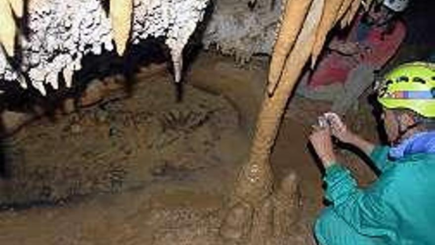 Onís reabre hoy al público la cueva de La Peruyal, en Avín