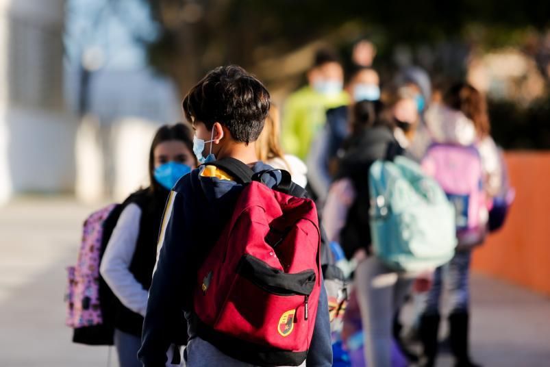 Alumnos, aún con la mascarilla.