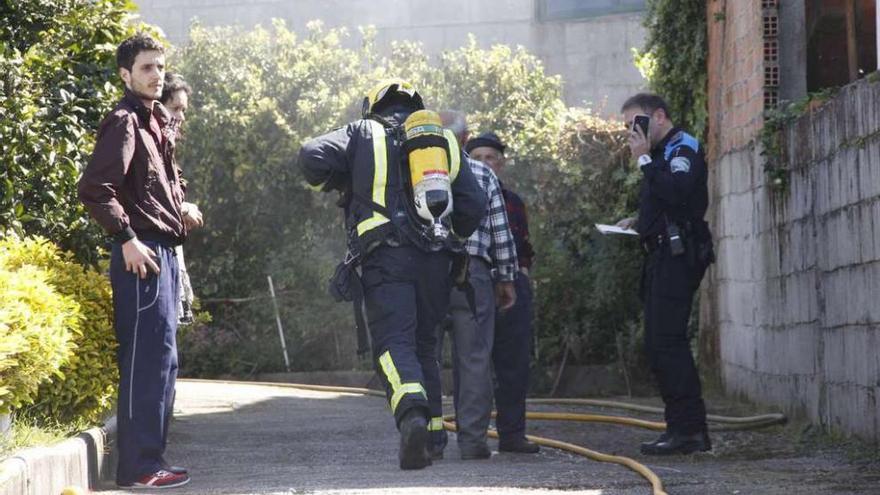 Un bombero accede al lugar donde se sitúa la vivienda siniestrada. // S.A.