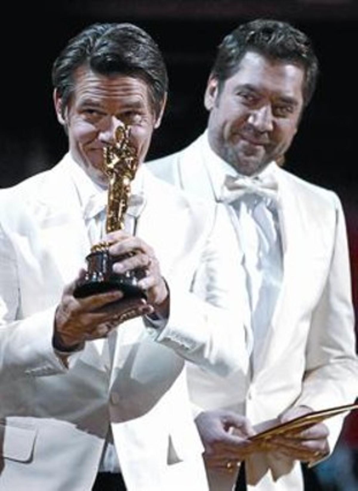 Josh Brolin i Javier Bardem, a l’entregar l’estatueta al guió adaptat. Josh Brolin i Javier Bardem, a l’entregar l’estatueta al guió adaptat.