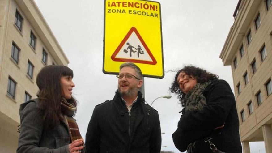 Lara Rodríguez, Miguel Ángel Muñoz y Araceli Costoya, directivos del Movemento Dezao polo Ensino Público.  // Bernabé/Javier Lalín