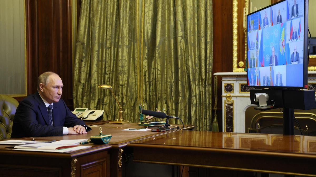 El presidente de Rusia, Vladimir Putin, durante una videoconferencia con el consejo de seguridad ruso.