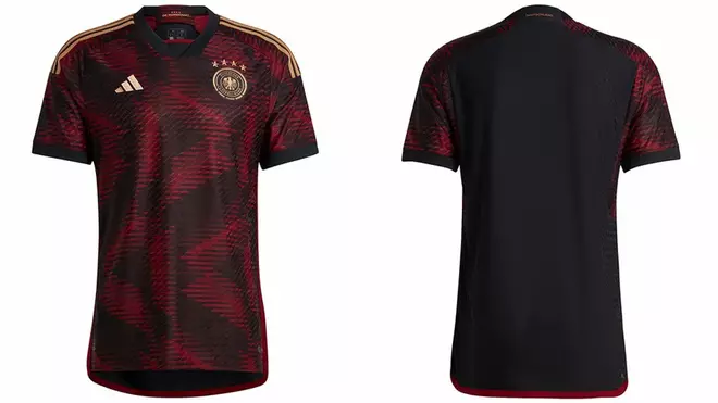 Alemania (visitante): Su camiseta para partidos de visitante será negra con un patrón gráfico inspirado en el logo de la DFB, en tonos granates