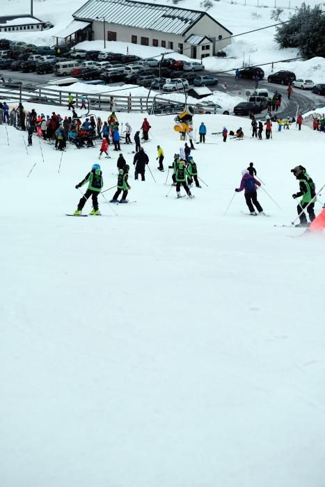 Multitud de esquiadores en Pajares en el domingo tras el temporal de nieve.