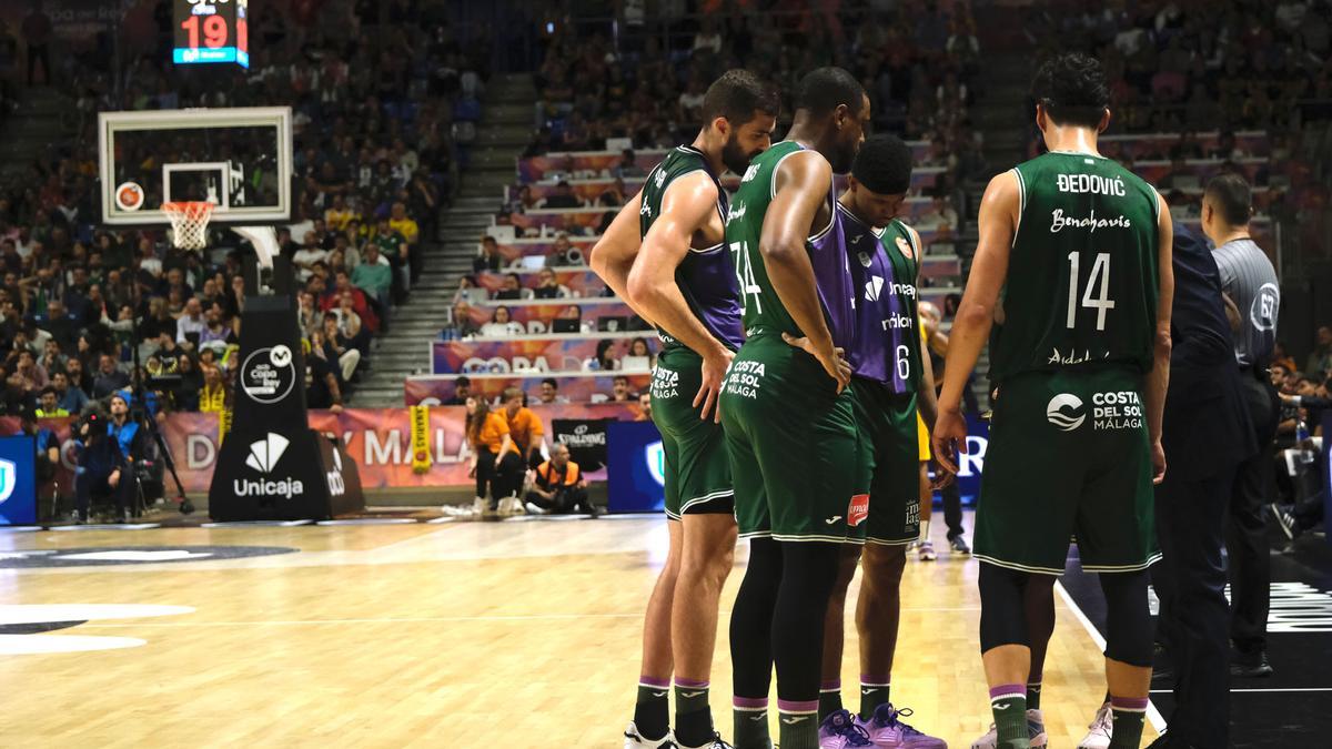 Los jugadores del Unicaja rodean a Ibon Navarro.