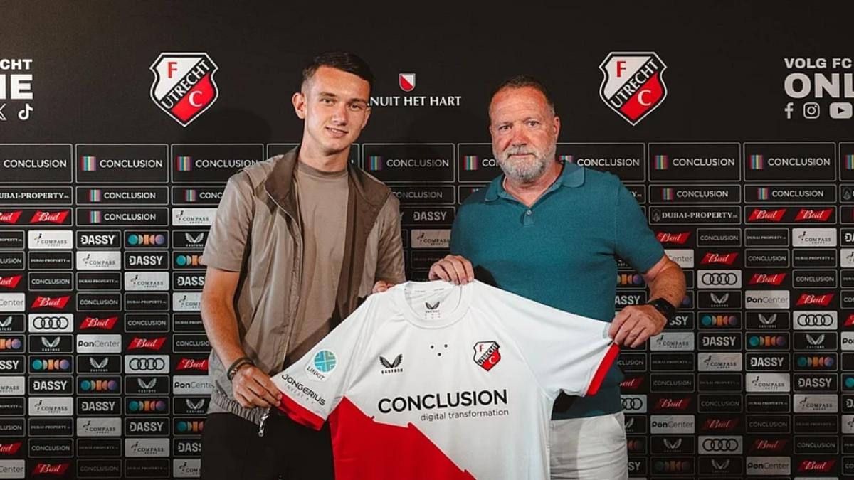 Jessey Sneijder, con su padre Wesley, en la firma de su primer contrato profesional con el Utrecht