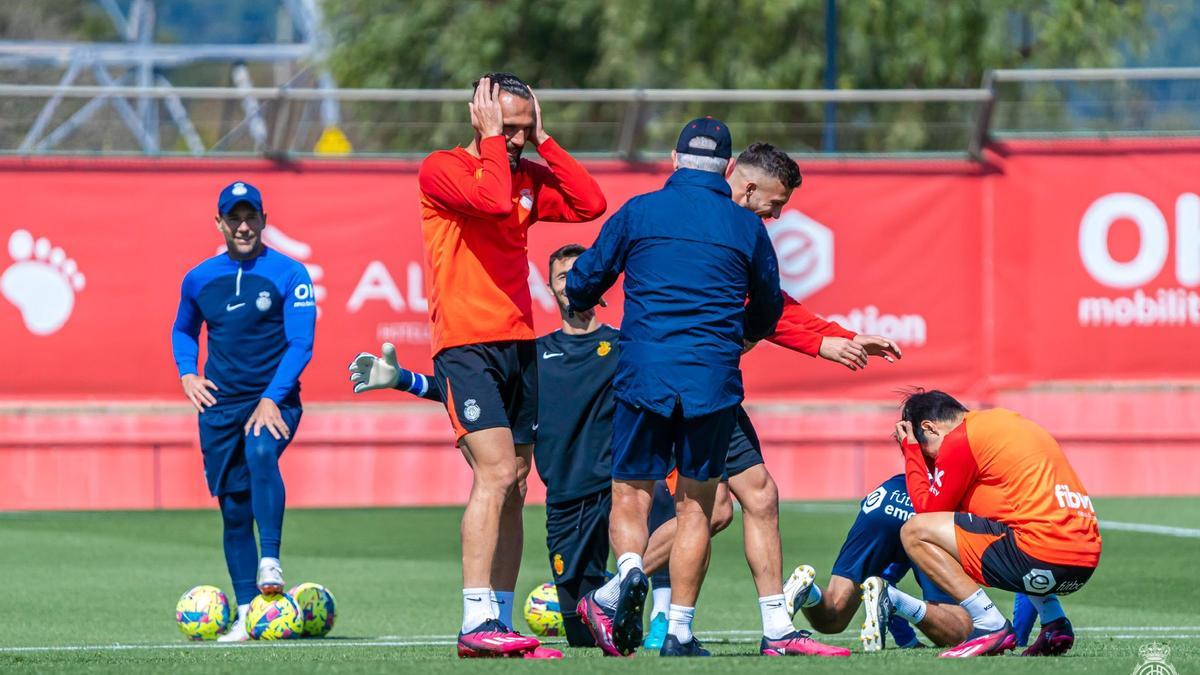 Aguirre bromea junto a sus jugadores en la Ciudad Deportiva.