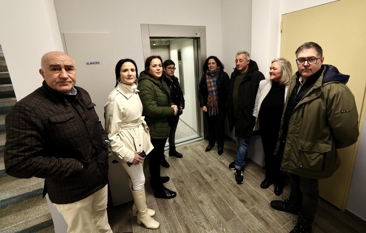 A delegada da Xunta, a alcaldesa e edís supervisando o novo ascensor.