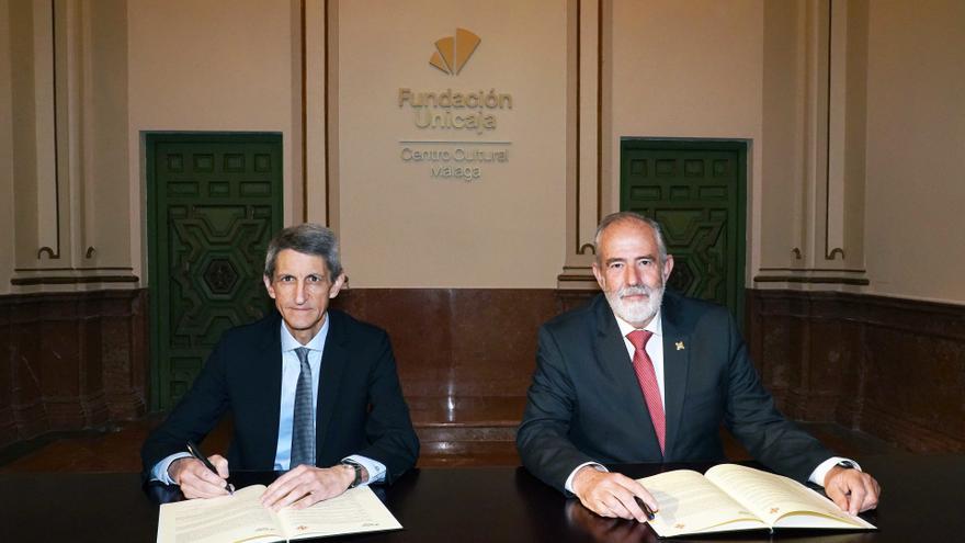 El presidente de la Fundación Bancaria Unicaja, José M. Domínguez, y el presidente de la Agrupación de Cofradías de Málaga, José Carlos Garín