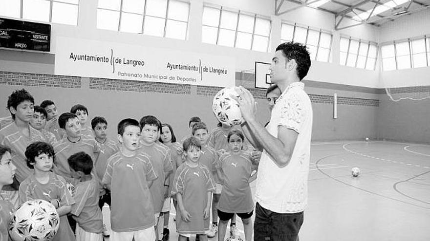 Juan Pablo, con los participantes en el campus «Ayuntamiento de Langreo».