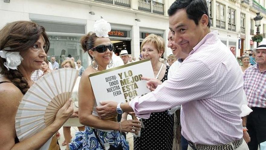 Juanma Moreno Bonilla, líder de los populares andaluces, durante su visita a la Feria de Málaga.