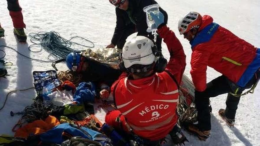 El médico rescatador suministra medicación por vía intravenosa al herido en el Pico Tesorero.