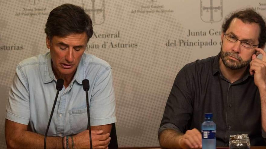 Enrique López y Emilio León, durante una rueda de prensa en la Junta.
