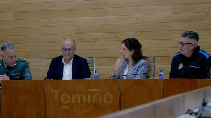 Abel Losada y Sandra González, en el centro, presiden la Junta Local de Seguridad del Concello de Tomiño.