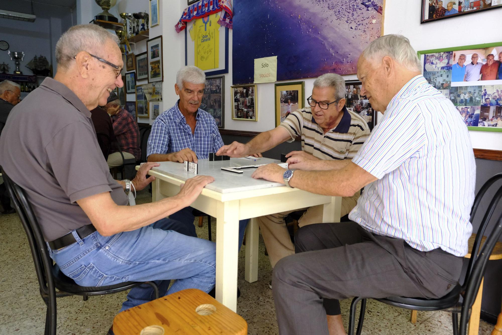 Ex de la UD (Germán Dévora, Paco Castellano, Páez y Hernández) se reúnen en un local para jugar cartas y contar batallas