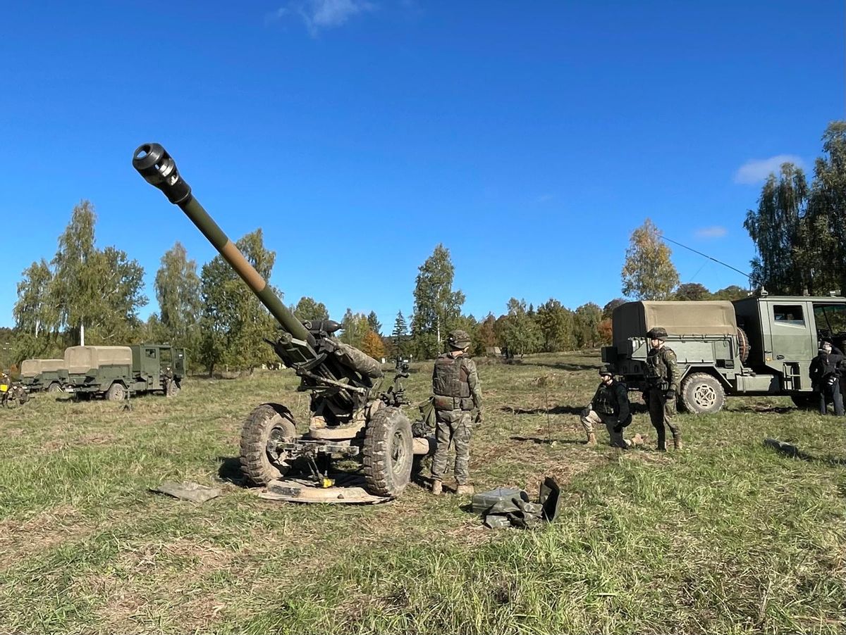 Una pieza de artillería del Ejército español, dispuesta en Lest para la brigada OTAN. FOTO JJF
