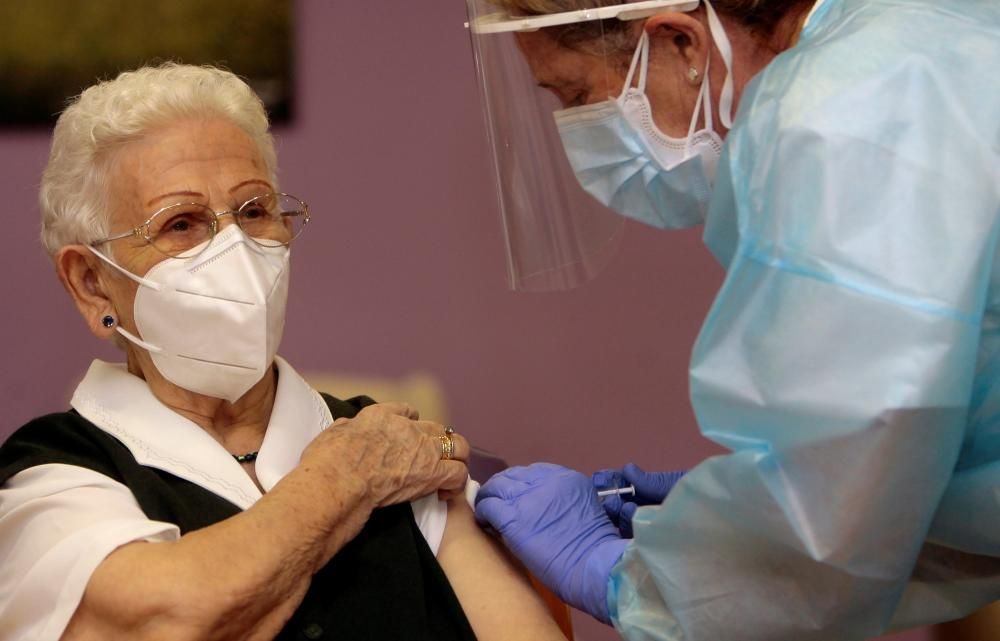 Araceli, de 96 años, primera persona en vacunarse contra el coronavirus en España