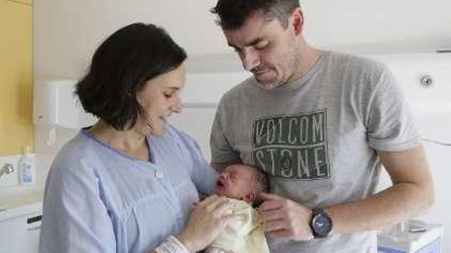 Noelia Iglesias y Rubén Estrada, en el HUCA, con su hijo Alejandro, nacido a las 01.28 horas.