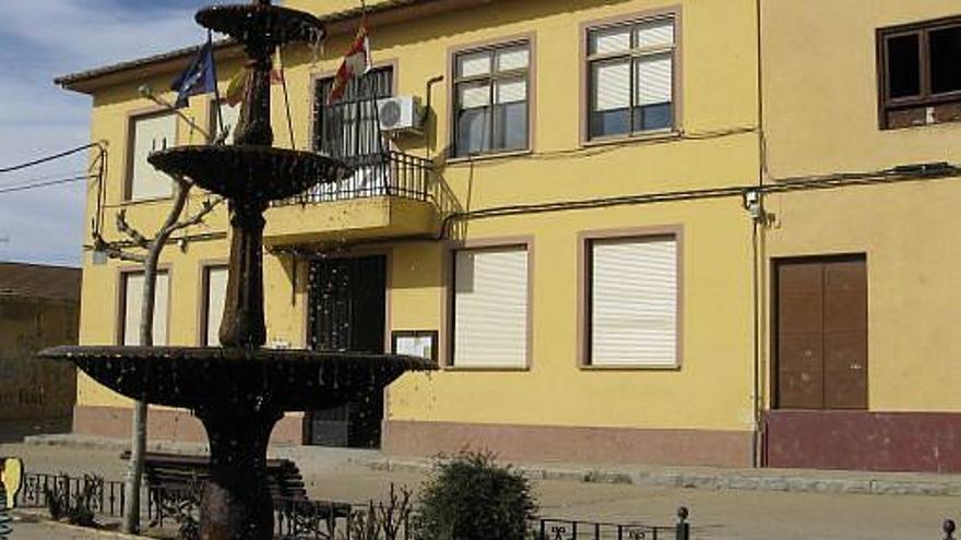 La fontana de la Plaza Mayor de Fuentes, que será rehabilitada.