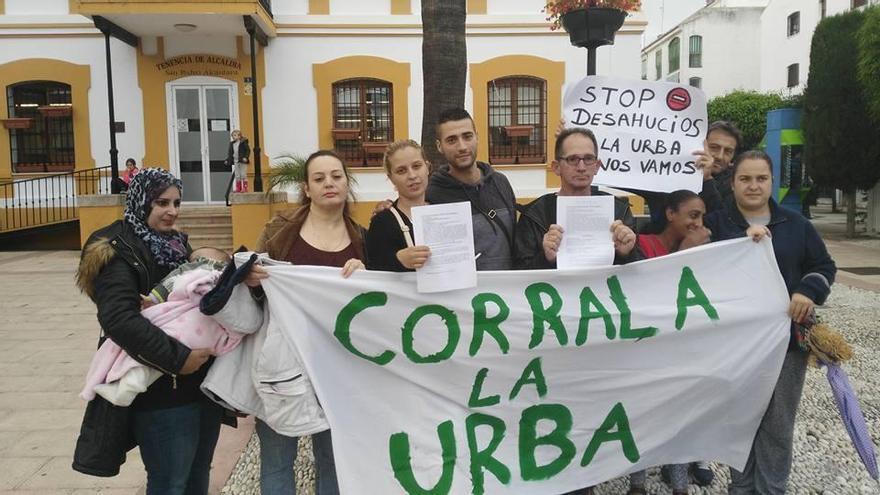 Vecinos protestan en enero de 2016 por un desahucio en Marbella.