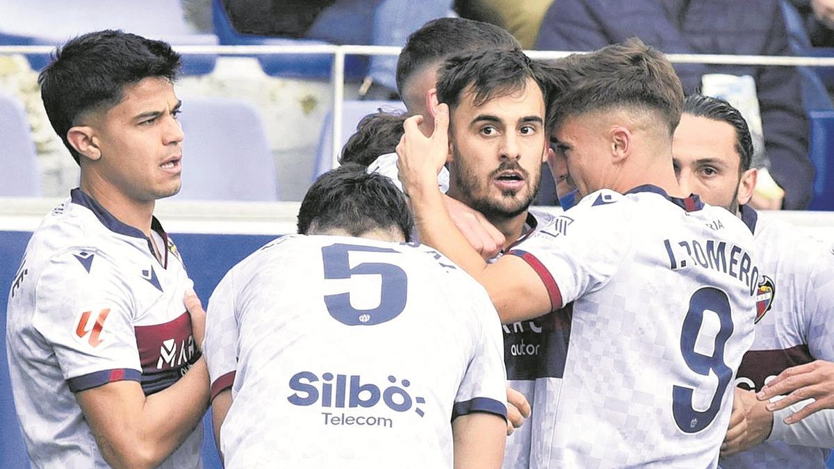 Los futbolistas del Levante UD celebran el primer gol anotado el domingo en El Alcoraz de Huesca.