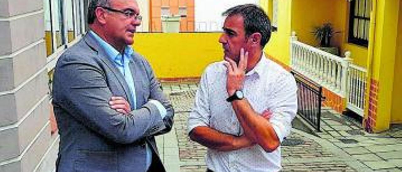 Anselmo Pestana, izquierda, habla con Francisco Paz.