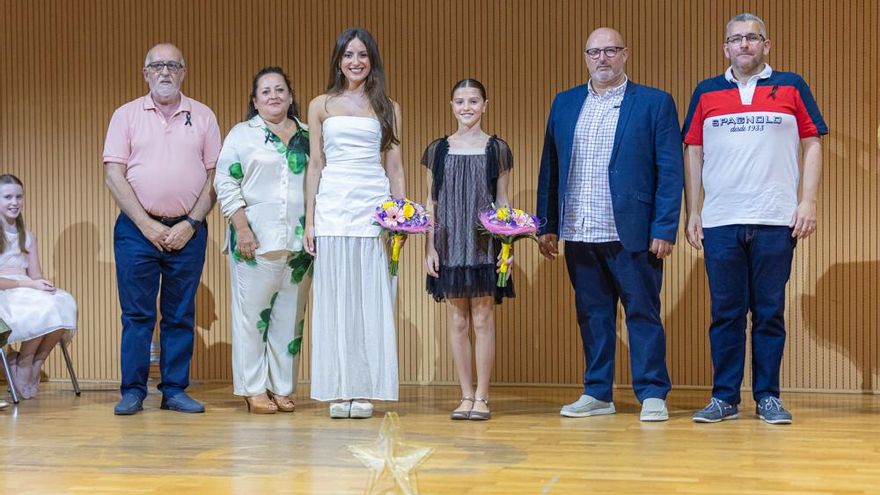 María Estela, con Julia Daries, la gestora de la Agrupación y la estrella dedicada a Julián