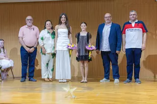 La "estrella" de Julián de manos de María Estela en la primera fiesta de las Fallas del Marítim