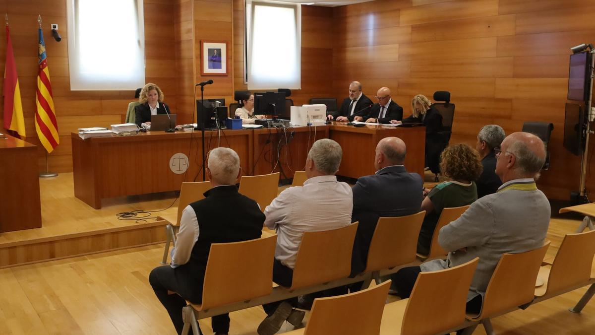 Foto del juicio contra los exalcaldes de Cabanes que ha tenido lugar este miércoles en el Juzgado de lo Penal número 3 de Castelló.