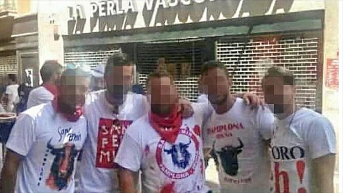 Fotografía de la pandilla de amigos conocida como la Manada, acusados de una violación múltiple durante el San Fermín del 2016.