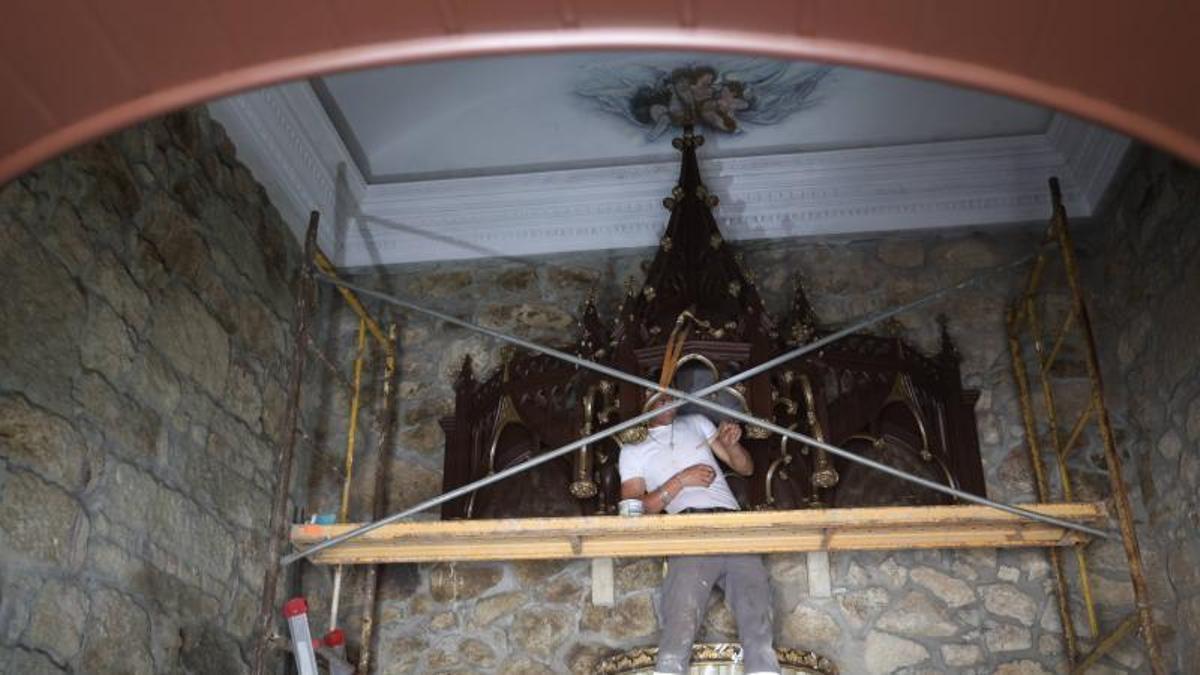 Un operario trabaja sobre el retablo, uno de los principales atractivos de la capilla.