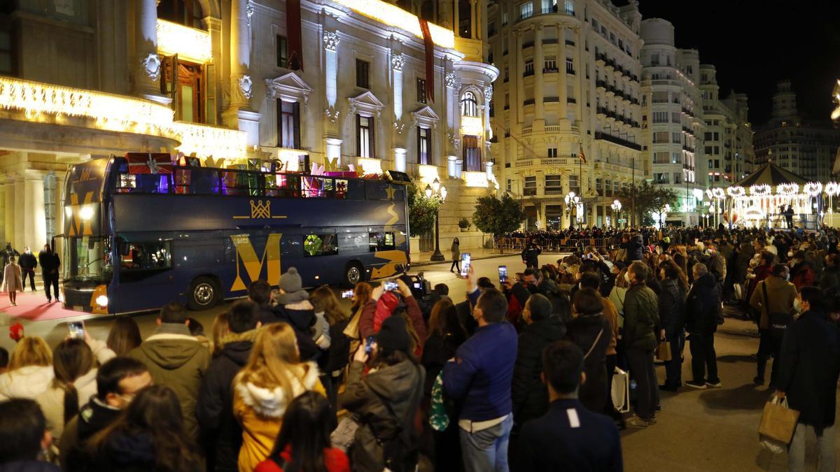 Aglomeraciones en la plaza del Ayuntamiento de València para ver a los Reyes Magos