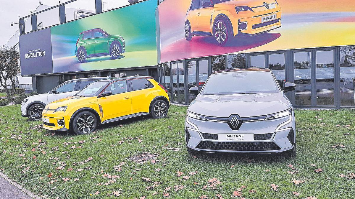 Desde el grupo Renault se está trabajando en dos frentes, el de la hibridación de los modelos de combustión y en el modelo eléctrico, faceta que ha otorgado a las plantas que tiene instaladas en el norte de Francia