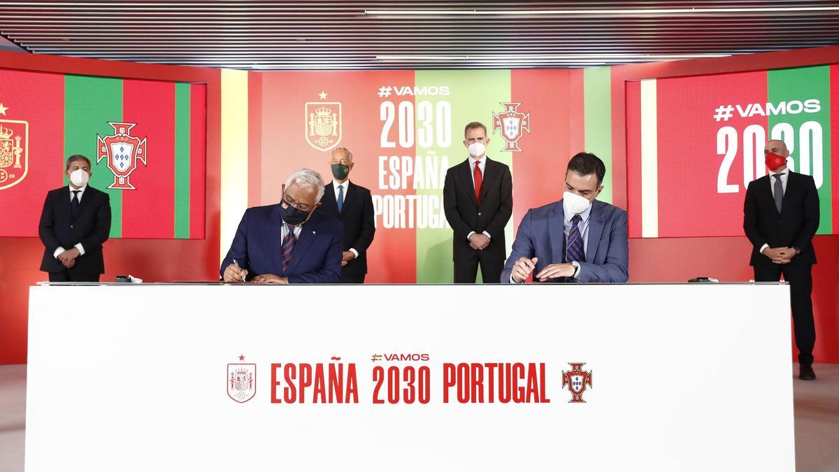 Antonio Costa y Pedro Sánchez firman ante Antonio Rebelo y Felipe VI la candidatura de España y Portugal al Mundial 2030