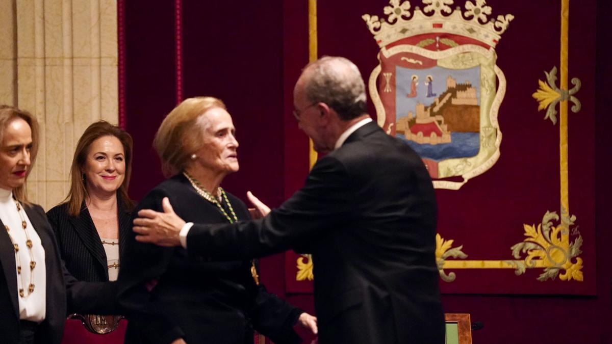 El acto de entrega de la medalla de la ciudad y el título de Hija Predilecta de Málaga a María Victoria Atencia