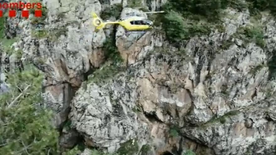 Rescaten un jove a Santa Coloma que cau d&#039;uns 10 metres a un talús i queda penjat d&#039;unes branques