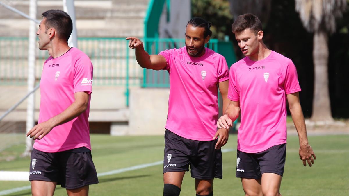 Mario Ortiz charla con Berto Espeso durante el entrenamiento de ayer del Córdoba CF, en la Ciudad Deportiva.