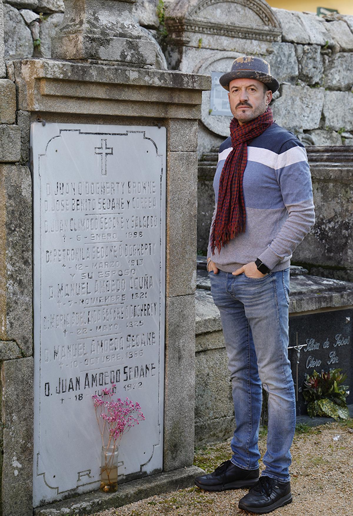 Álex O’Dogherty, ante la tumba de su antepasado en el cementerio de Os Eidos, en Redondela.