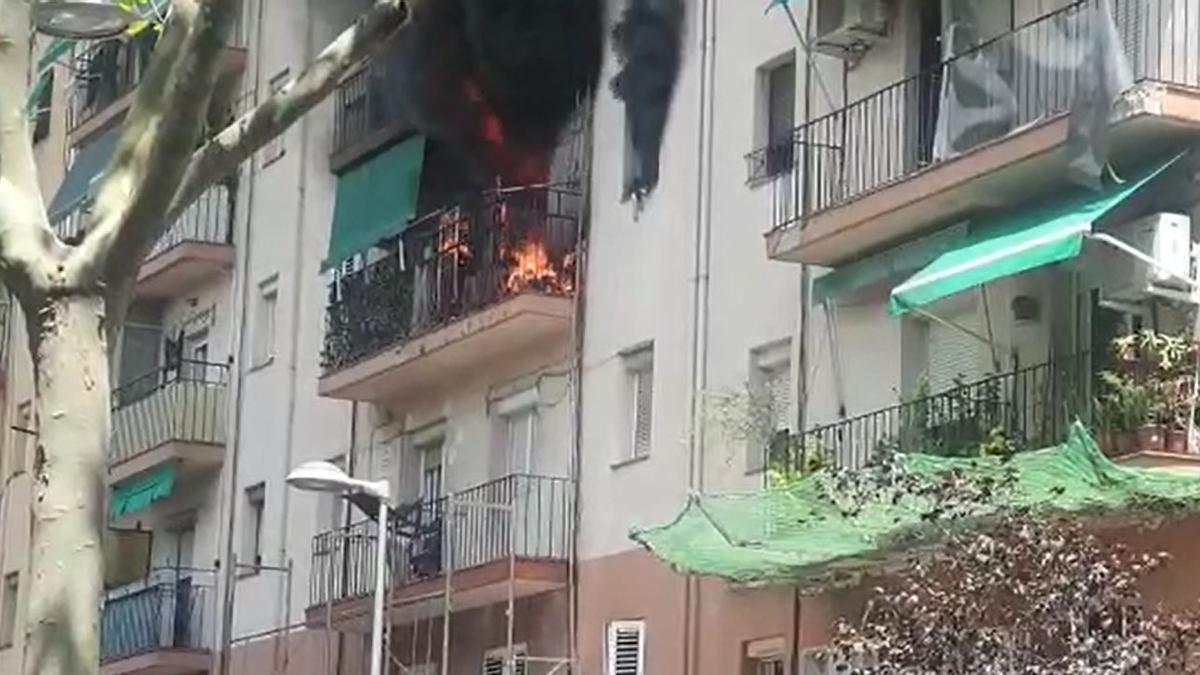 Incendio en un edificio de la plaza Badalona de Badalona.