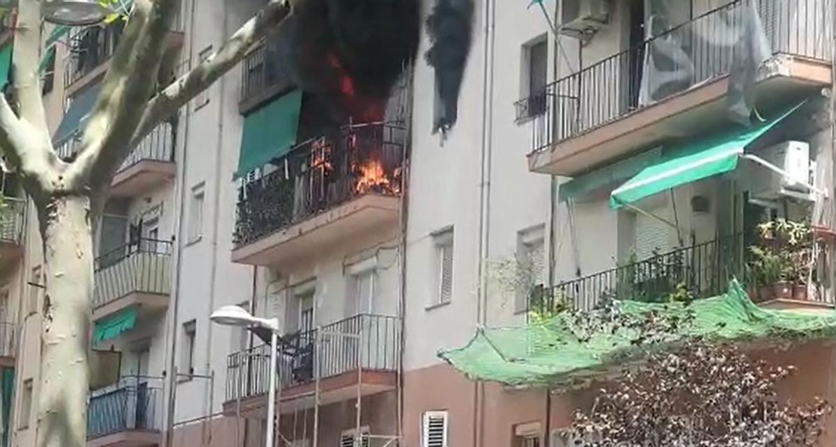 Ferides dues persones en un incendi en un edifici de deu plantes de Badalona