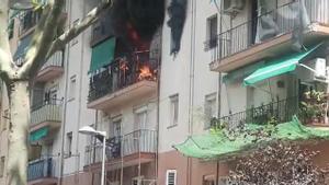 Incendio en un edificio de la plaza Badalona de Badalona.