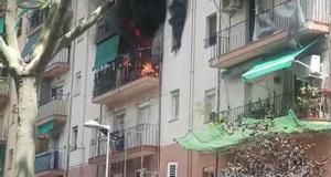 Ferides dues persones en un incendi en un edifici de deu plantes de Badalona