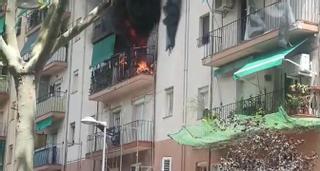Incendio en un edificio de la plaza Badalona de Badalona.