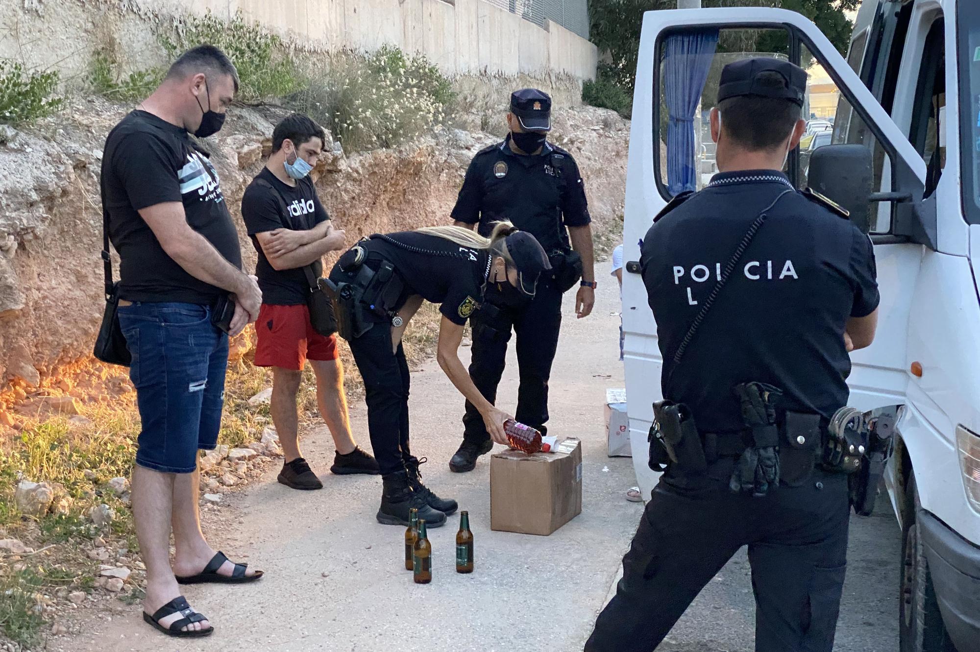 La Policia Local de Elche durante un control de botellones