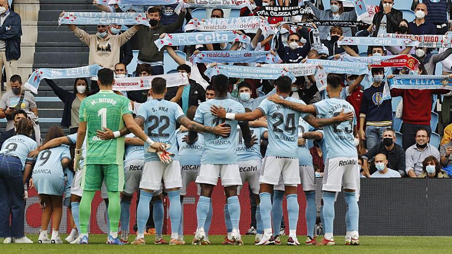 Los jugadores del Celta se fotografían antes del inicio del partido contra el Sevilla. // RICARDO GROBAS