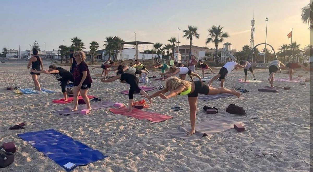 La población podrá disfrutar de la práctica de diferentes disciplinas deportivas al aire libre como el yoga o las actividades familiares, gracias a la amplia programación en el litoral del municipio.