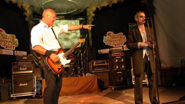 "Dr. Feelgood", en el parque del Muelle, en su primera visita a Avilés, en 2007.