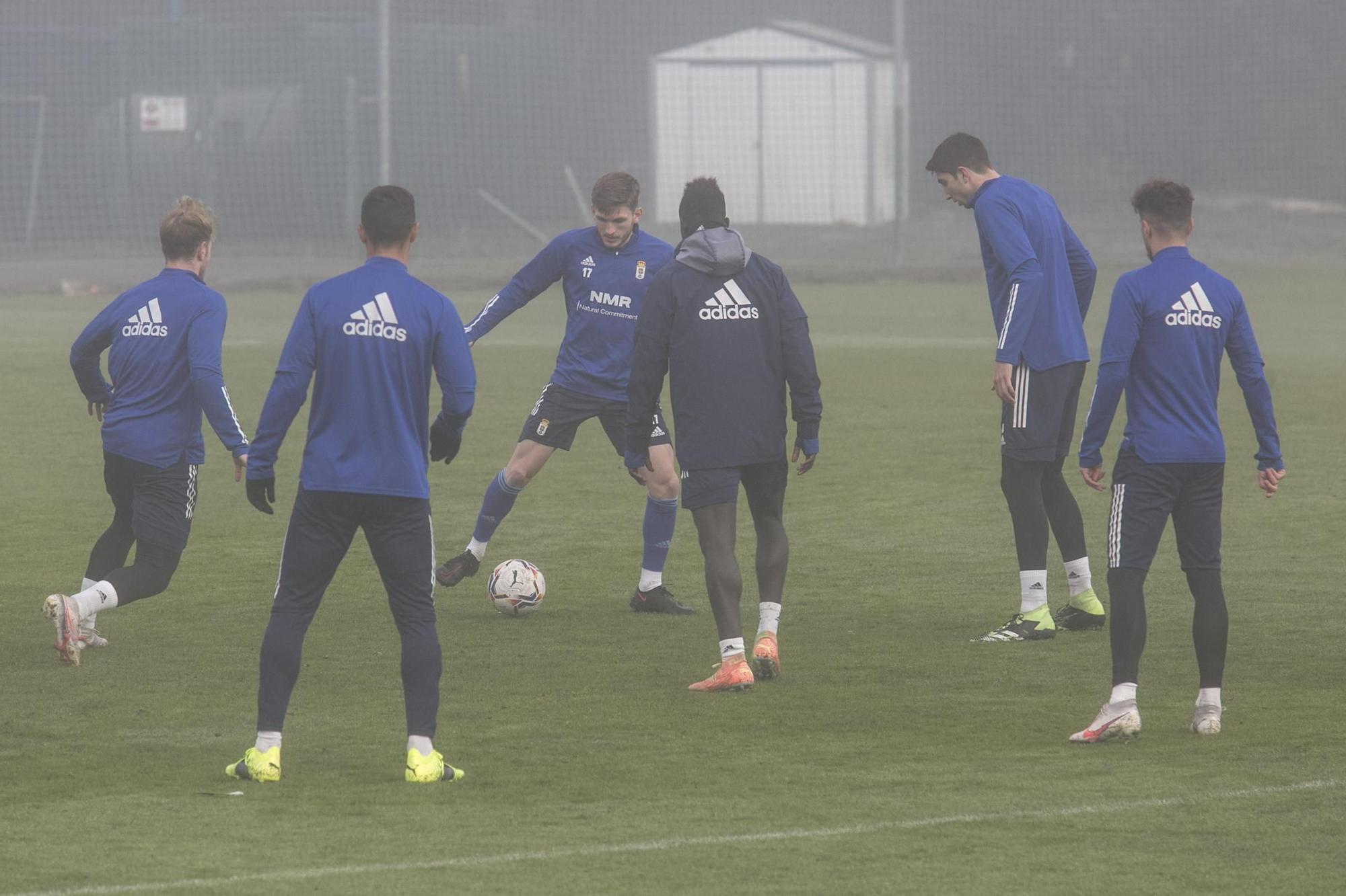 El entrenamiento del Oviedo en mitad de la niebla